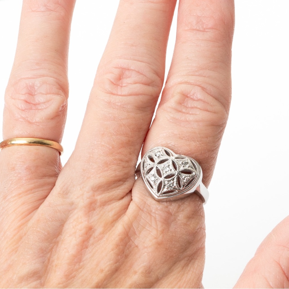 Heart shaped concave ring filigree, etching & small diamonds & sterling silver 8 - Picture 6 of 16
